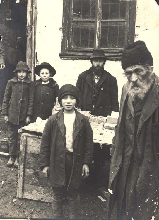 יהודים בעיירה, בורסה, רומניה, 1916