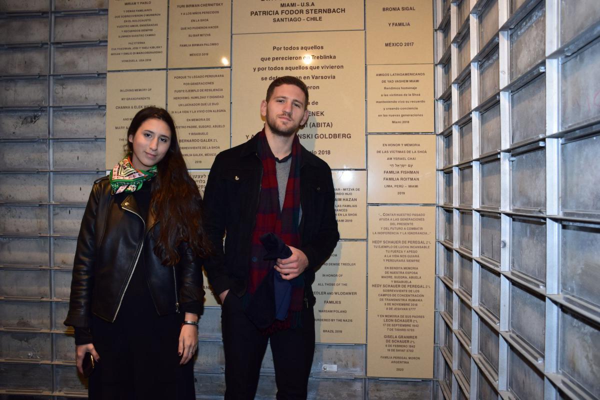 Daniel Moron, hijo  de Gabriel y Gladys Peregal de Moron de Argentina, develando una placa en la Cueva del Recuerdo en honor a la Sra. Hedy Schauer de Peregal z¨l sobreviviente del Holocausto.
