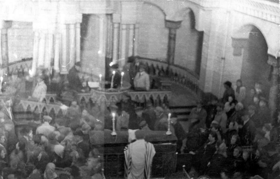 A synagogue service in prewar Vilna