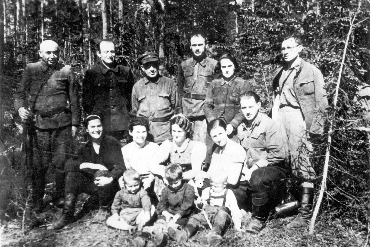 יהודים חברי הפרטיזנים של טוביה ביילסקי במחנה, יער נליבוקי, פולין, מאי 1944