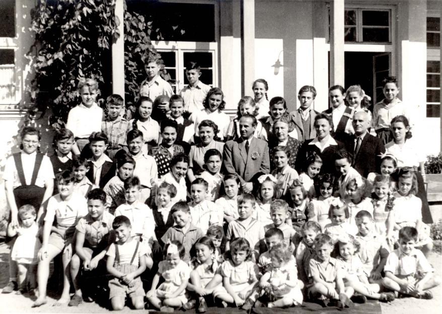 Gruppenfoto der Kinder und Mitarbeiter des Heims