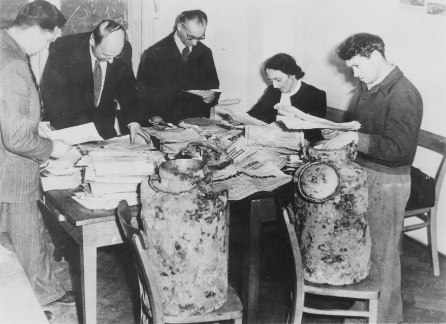 Forscher des Jüdischen Historischen Instituts klassifizieren das Ringelblum-Archiv. Warschau, Polen, 1950