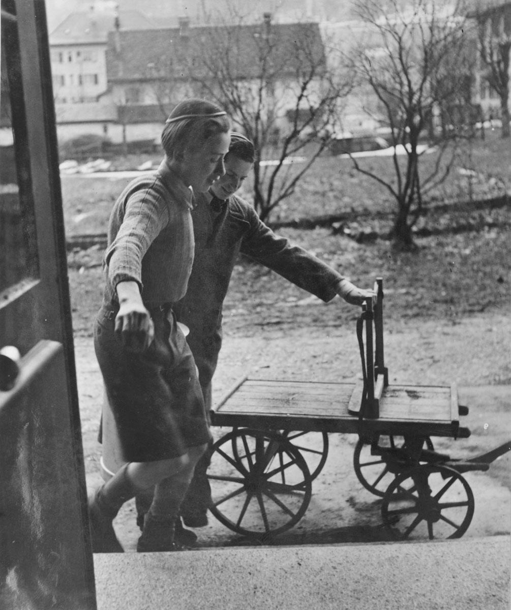 Bruno und ein Freund bringen Milch aus dem Dorf zum Kinderheim, Tavannes, 1943