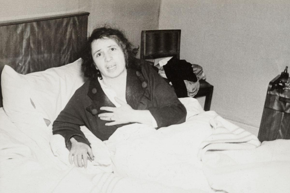 Mujer judía asustada durante una redada en su casa por parte de asaltantes durante los disturbios de la Kristallnacht, 11/10/1938, Núremberg, Alemania