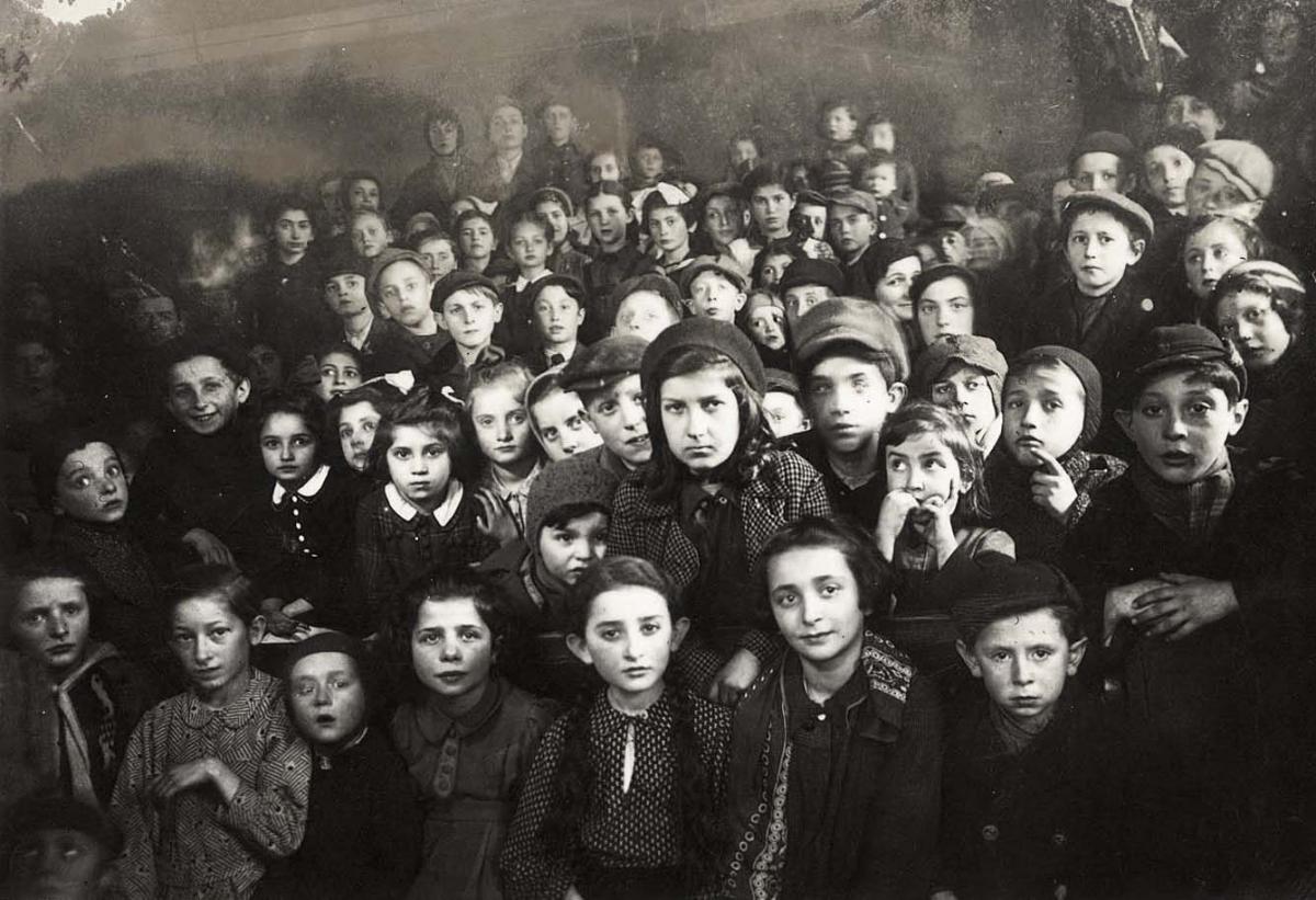 ילדים במהלך חגיגות הפורים בווייליצ'קה, פולין, 1942
