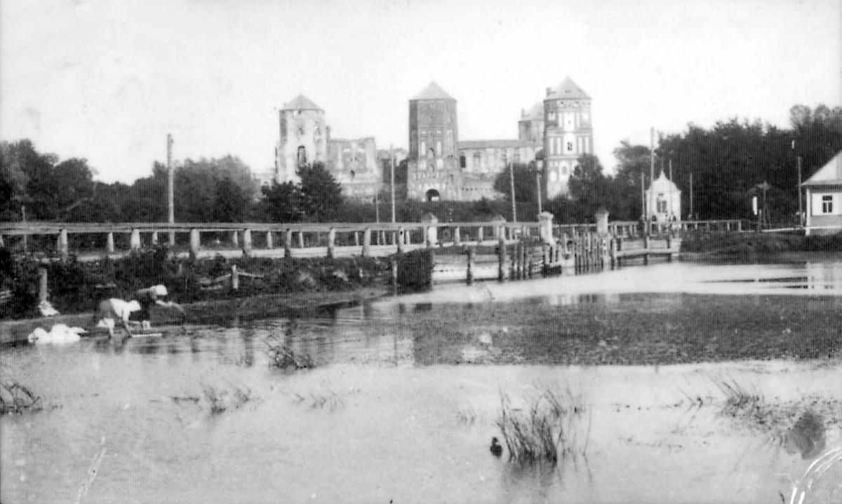 הארמון והגשר, מיר. משמאל – נשים כובסות בנהר. צלם: בנימין גולדין.