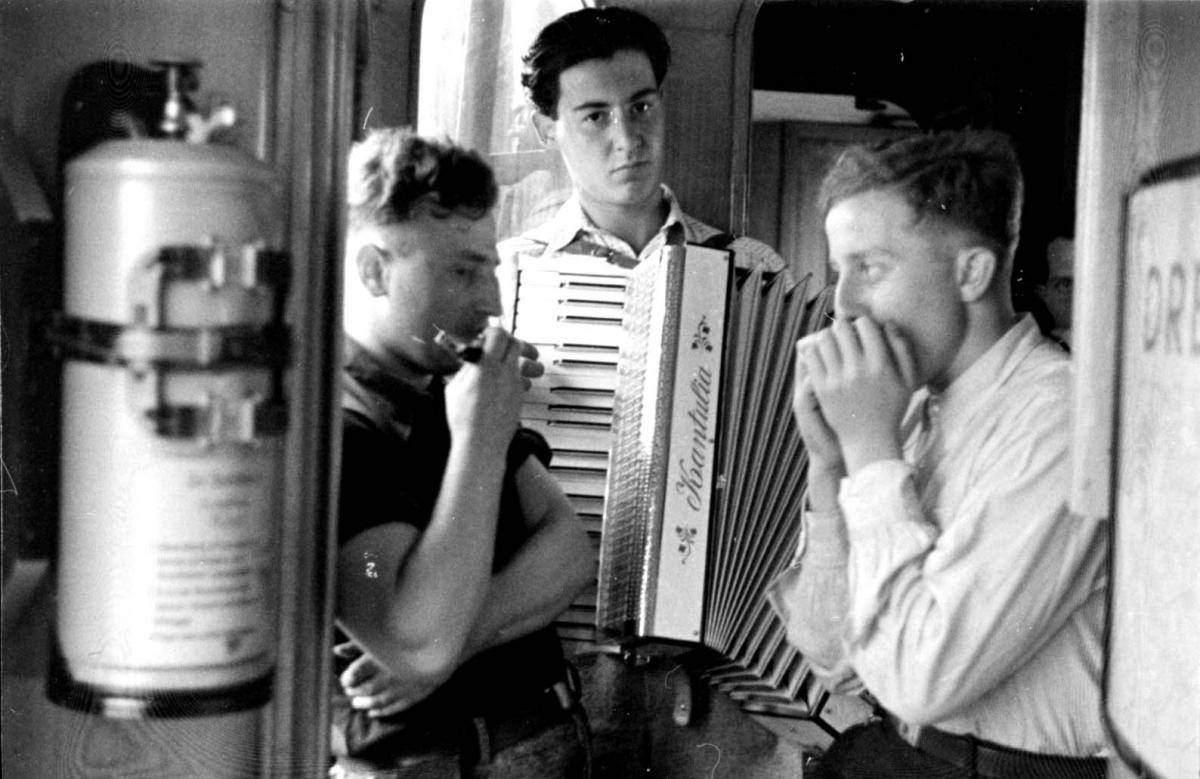 נערים מנגנים בקרון ברכבת מברלין למרסיי, ספטמבר 1936
