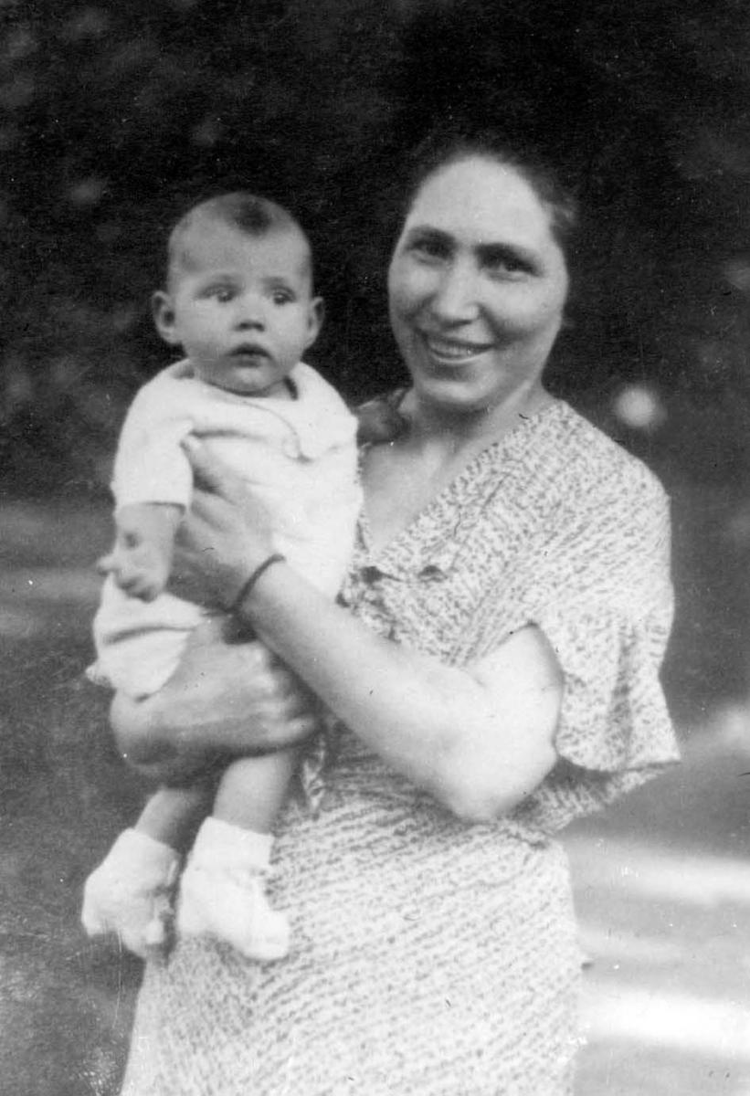 Claudine bébé dans les bras de sa mère - Paris, 1936