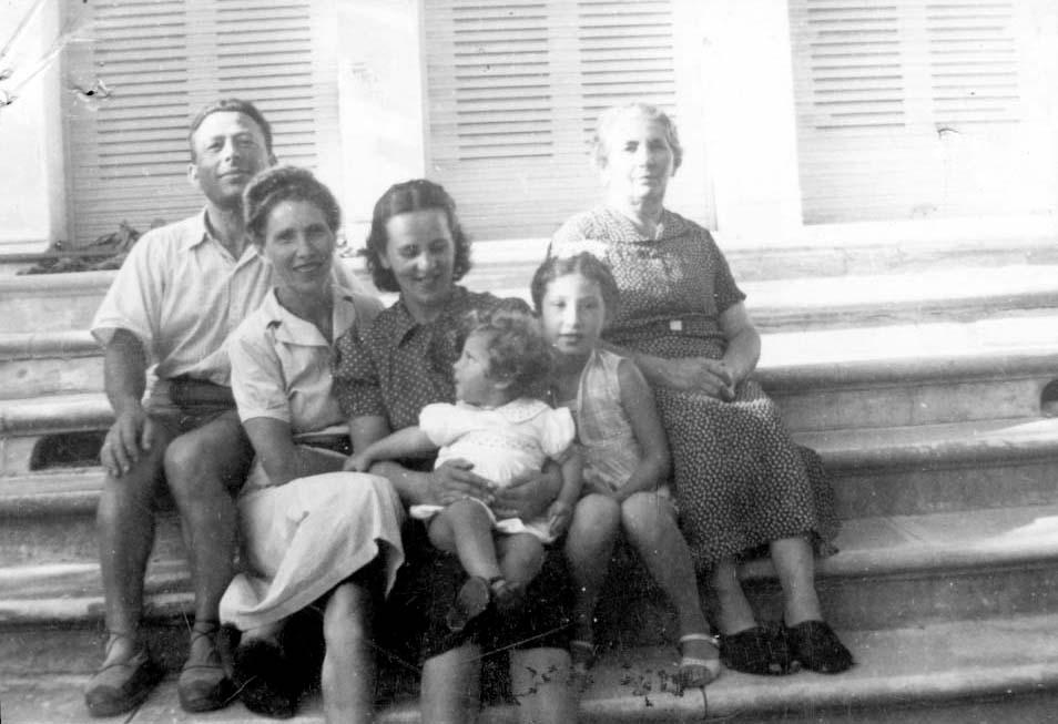 Claudine, en famille au Cannet. De gauche à droite : son père, sa mère, sa tante Odette Goldman, son cousin Jean Goldman, Claudine, sa grand-mère maternelle Esther Goldman