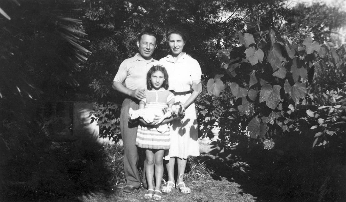 Claudine et ses parents, avec sa poupée Colette dans les bras, après avoir fui Paris pour la zone libre – Sud de la France, 1943
