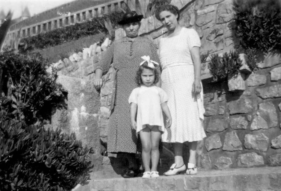 Claudine avec sa mère Irène et sa grand-mère Esther Goldman en vacances, juste avant la guerre - Biarritz, été 1939