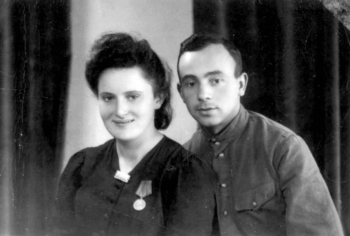 Shlomo Charchas with Feigele (Fanya) Shmushkevich, bearing a medal she received as a partisan