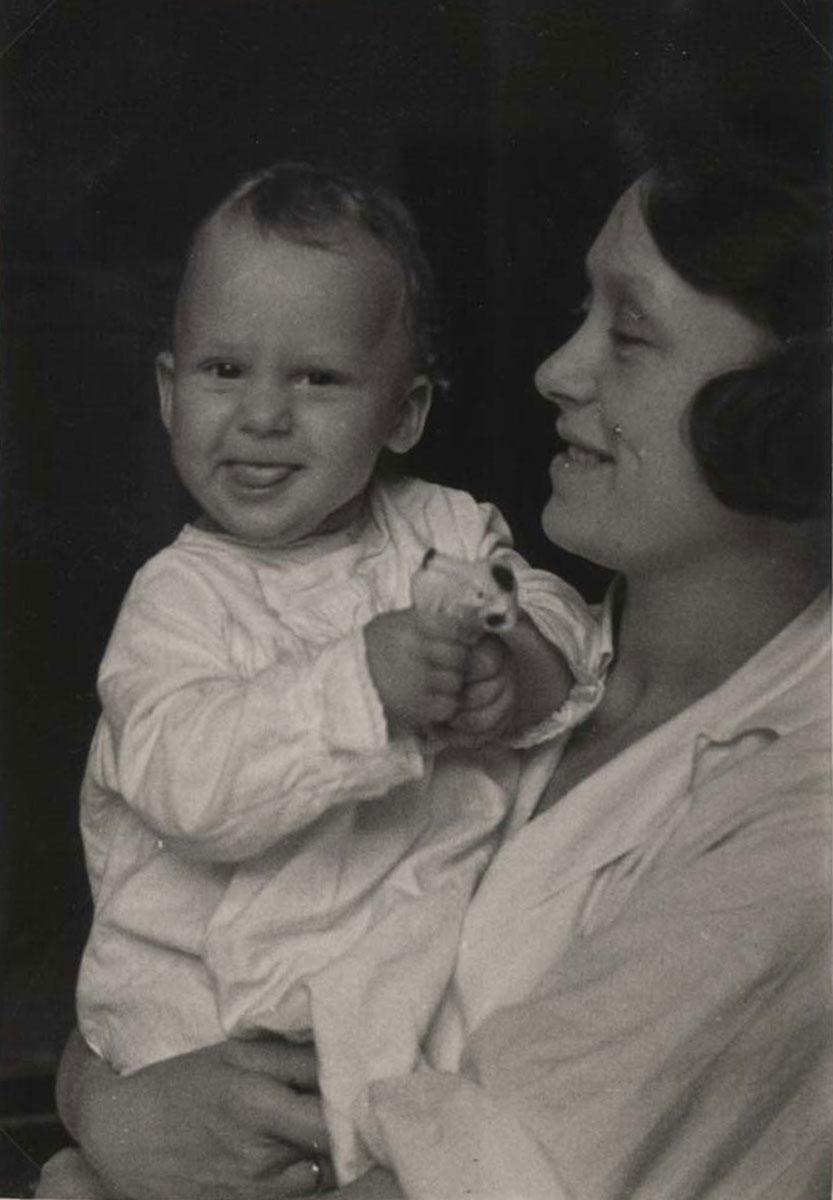 Heinz Lichtwitz im Alter von einem Jahr zusammen mit seiner Mutter Ilse
