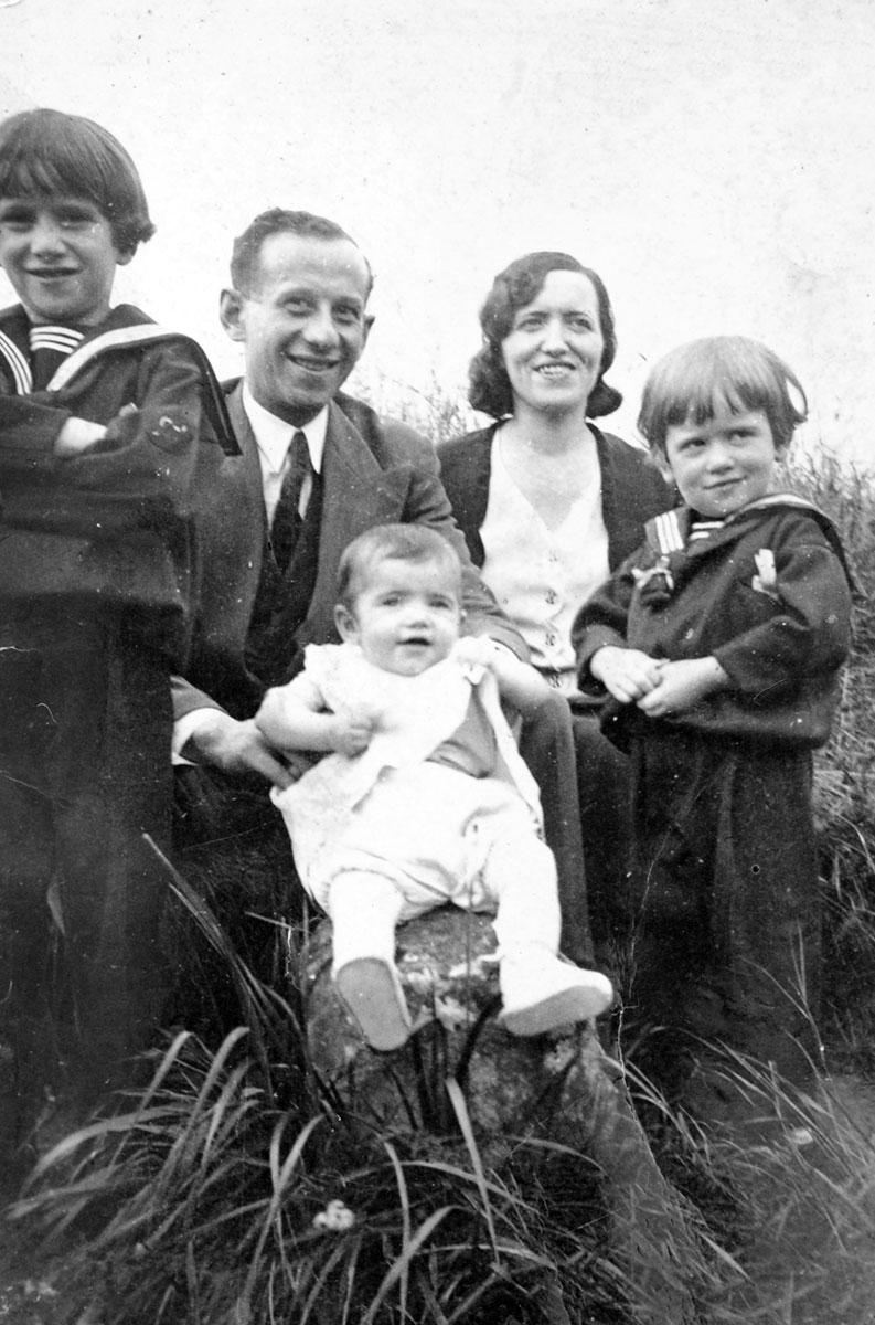 Hermann und Machela Laufmann mit ihren Kindern Markus, Sigman und Carmen, Frankreich 1933
