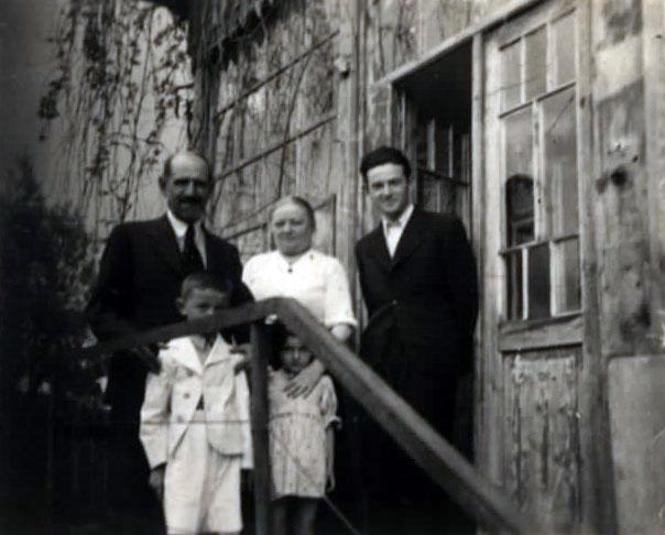 Berta Akselrad with her parents Bendet and Cila and her brother Leib before the war. Bendet, Cila and Leib were murdered in the Holocaust