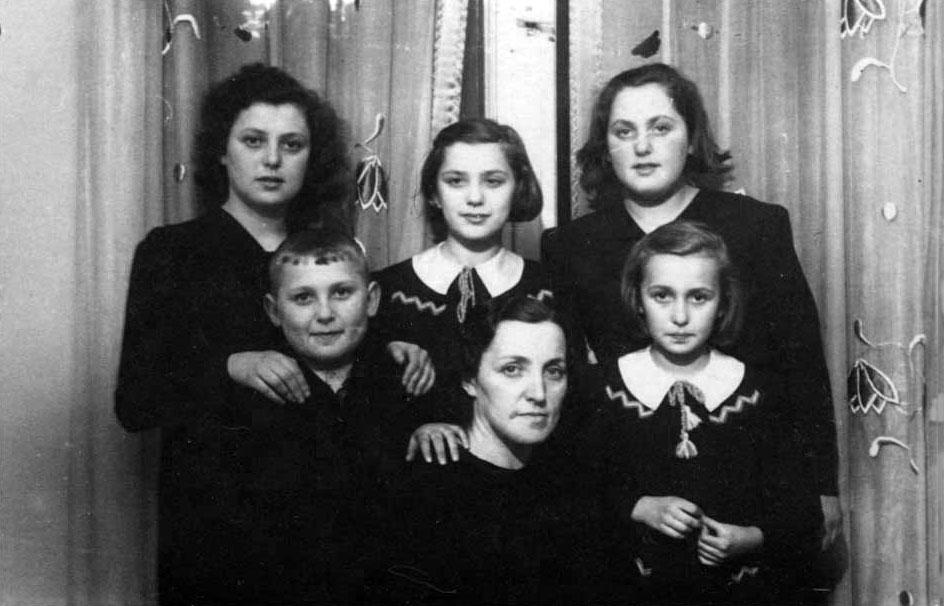 The Lamsztein family before the war. Bottom center: the mother, Mindele.  Top, from right: Fela, Regina and Sarah.  Bottom, from right: Bracha and Avraham