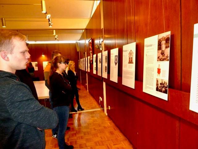 Выставка ready2print &quot;Звезды без неба: Детство в годы Холокоста&quot;, экспозиция в здании мэрии, Шонинген, Германия