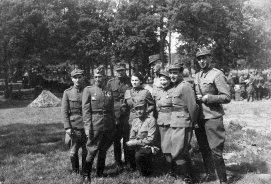 Ernestina-Yadja Krakowiak (en el centro, sin gorra) con soldados de su unidad en el Ejército Rojo
