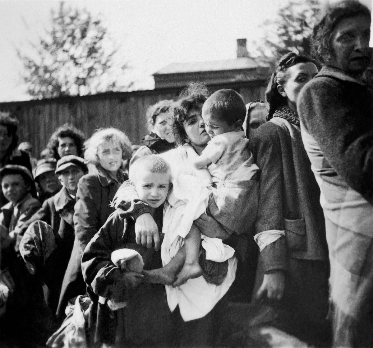 נשים וילדים יהודים במהלך אחד הגירושים משידלובייץ למחנה המוות טרבלינקה.