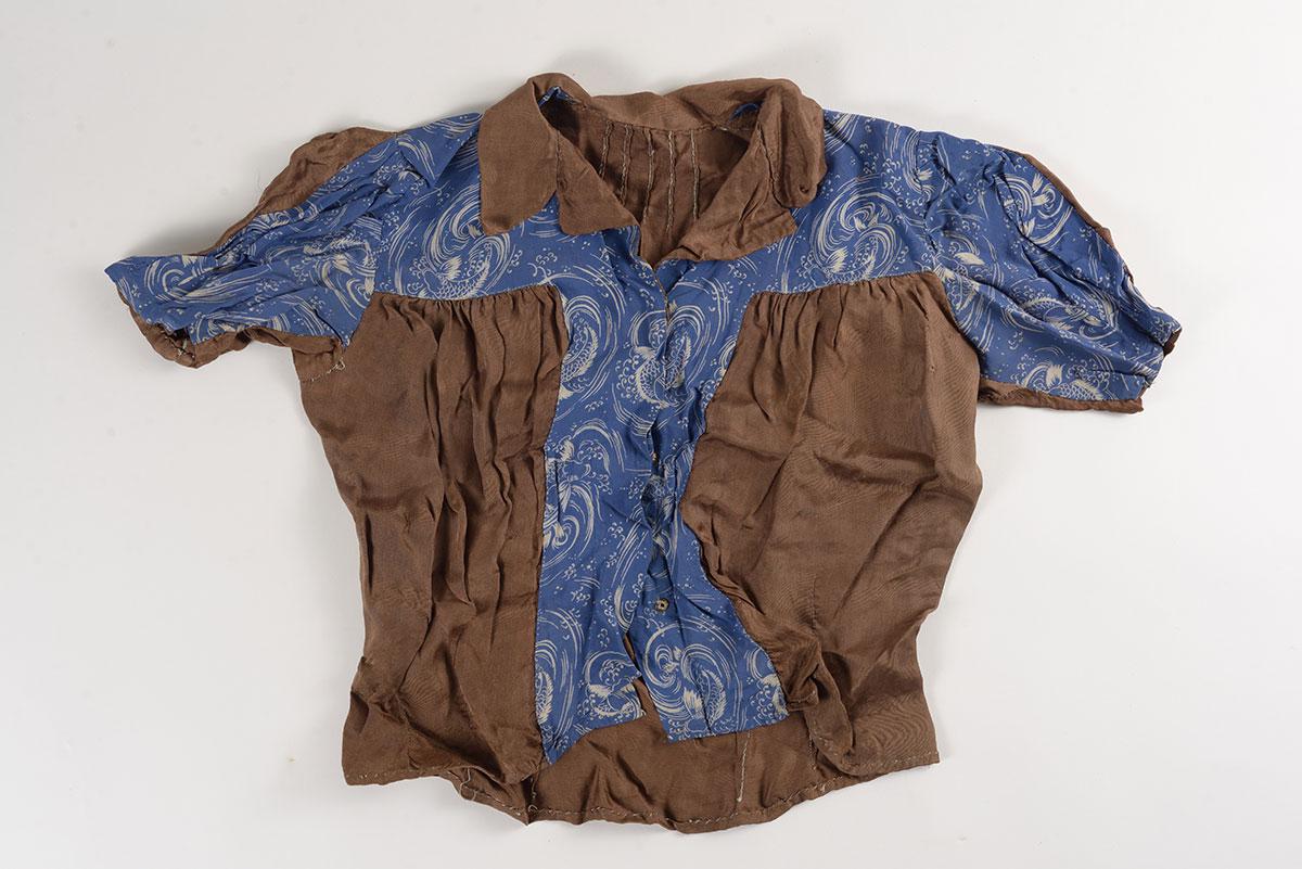 חולצה שנתפרה לינינה פרטצל עם השחרור ממחנה קרצאו, ממעיל ומצעיף של אמה שמתה במחנה 