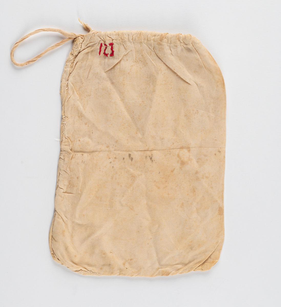 Un saco de tela utilizado para guardar los documentos de Adam Druks