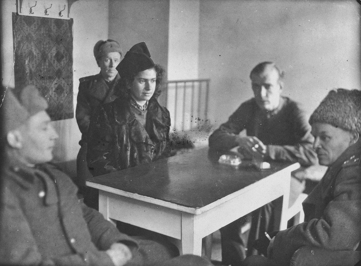 אסתר לוריא משמשת כמתרגמת בין שבויי מלחמה אמריקאים משוחררים לבין קצינים סובייטים, צֶ'חוצ'ינֶק, פולין, 1945