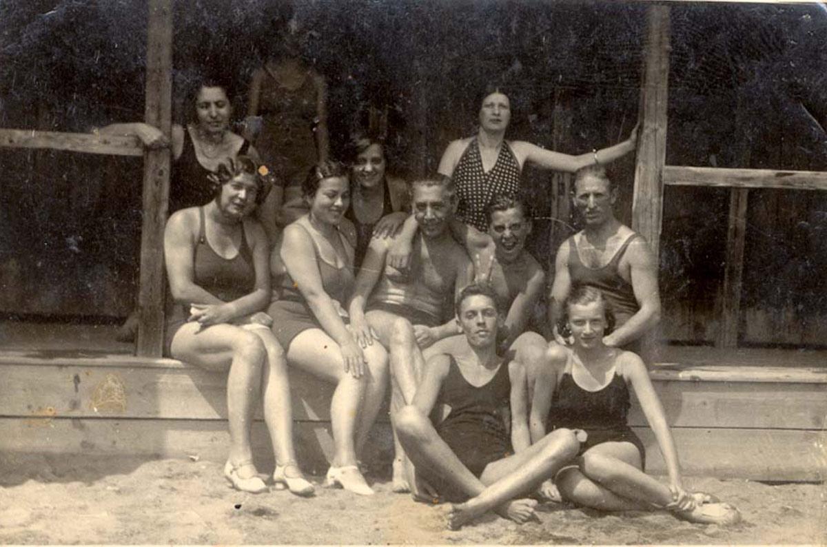 מגדה (גרין) לוסטגרטן בתמונה קבוצתית עם חברים בחופשה, טרנסילווניה, רומניה, 1938