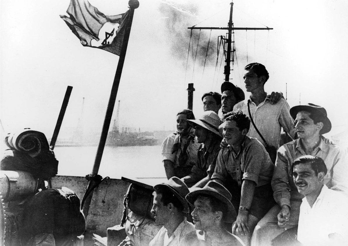 Des immigrants illégaux sur le pont du Pan York, le jour de leur arrivée en Israël, le 14 août 1948