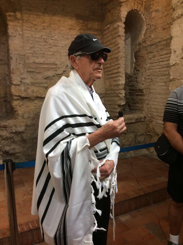 Mauricio Hazan durante el rezo en la Sinagoga del Rambam en Cordoba