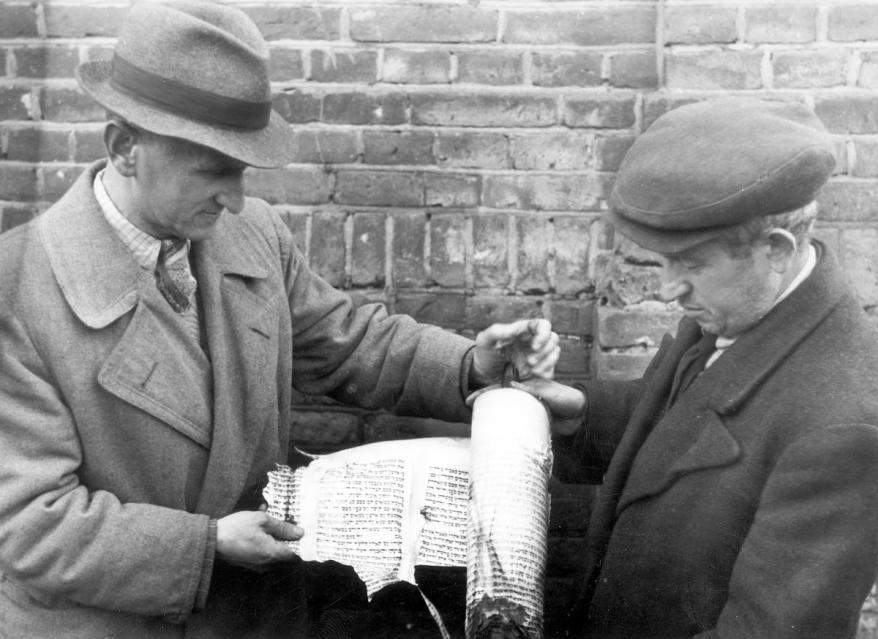 Ausgrabung des versteckten “Oneg Schabbat”-Archivs nach dem Krieg. Warschau, Polen