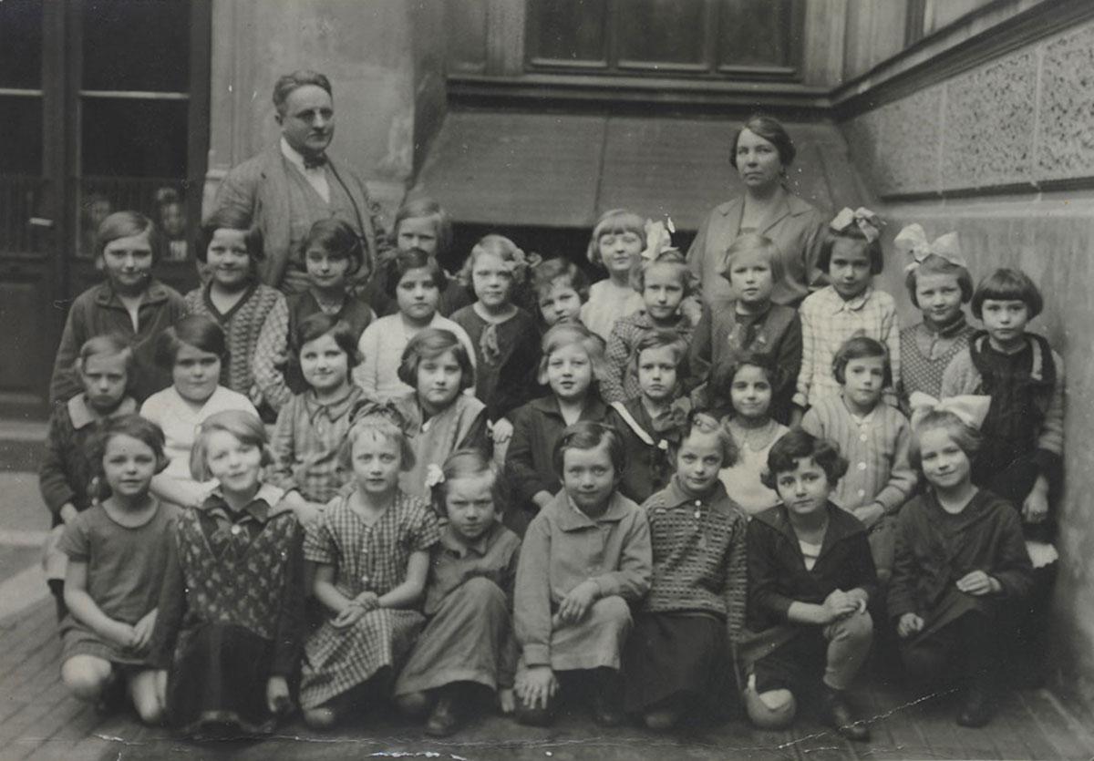 Felicia Beck (mittlere Reihe, dritte von links) auf einem Foto der 1. Klasse, Wien, 1928.