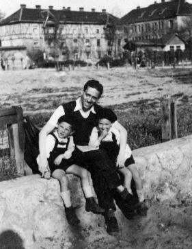 Peretz Revesz with his children