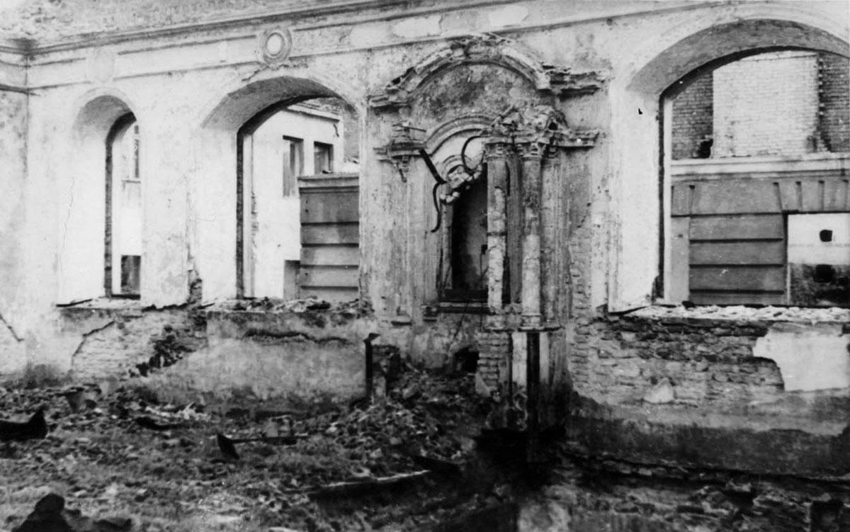 הריסות ארון הקודש בבית הכנסת של הגר&quot;א בווילנה, 1946