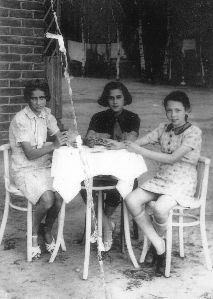 Rivka Baum (centro), hija de Ruda Rayzla, que pereció en la “marcha de la muerte” de Auschwitz a Alemania