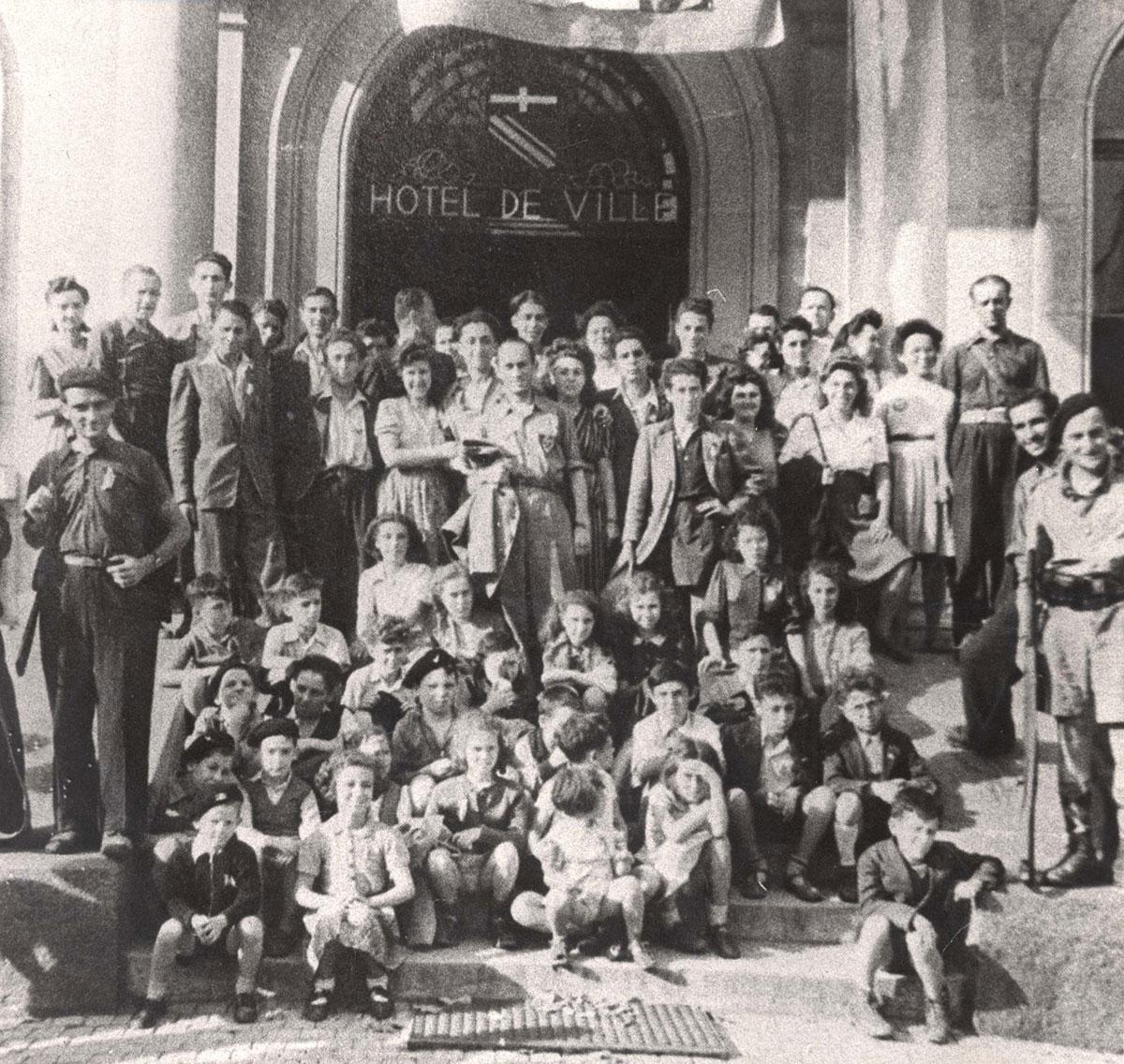 Grupo de niños que sobrevivieron gracias a Marianne Cohn y Mila Racine, Annemasse, Francia 18.8.1944