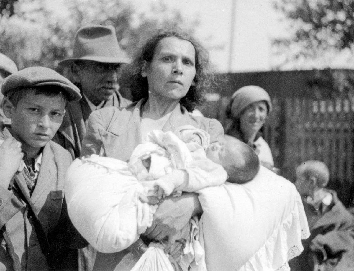 יהודיה עם תינוק וילד במהלך אחד הגירושים משידלובייץ למחנה המוות טרבלינקה. 