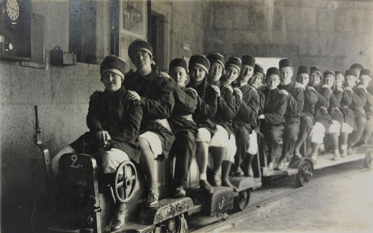 Felicia Beck (erste von links) mit ihren Mitschülern 1936, Wien.