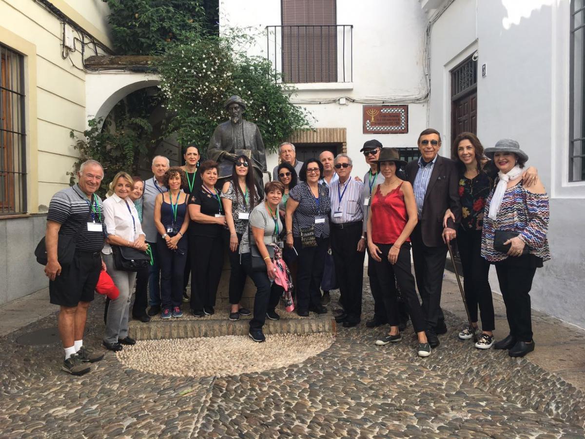 Los participantes de la Misión Legado y Memoria 2017 junto al monumento del Maimonides en Córdoba