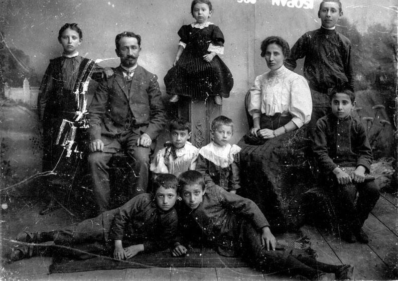 La famille Lifshitz, à Kherson, en Ukraine, vers 1909. Yehoshoua est assis à droite de sa mère