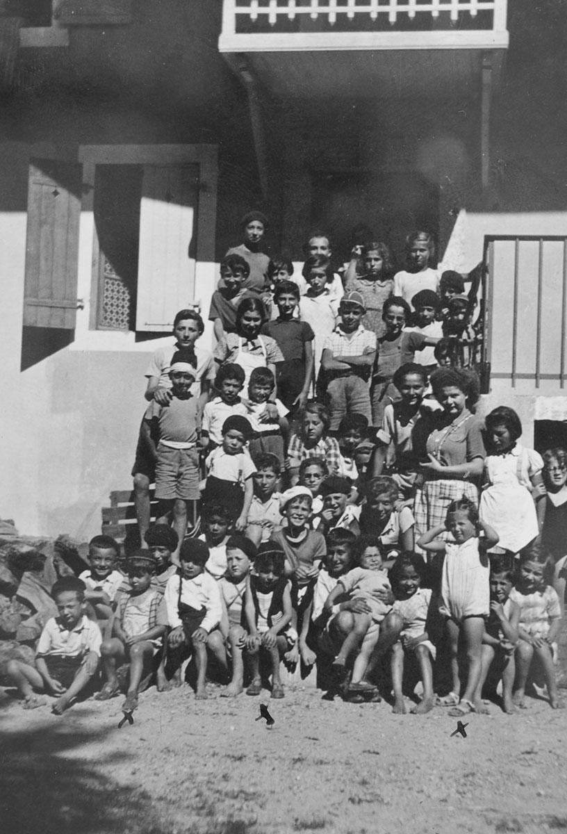 Mitarbeiter und Kinder auf den Stufen des Saint Paul Kinderheim, 1943