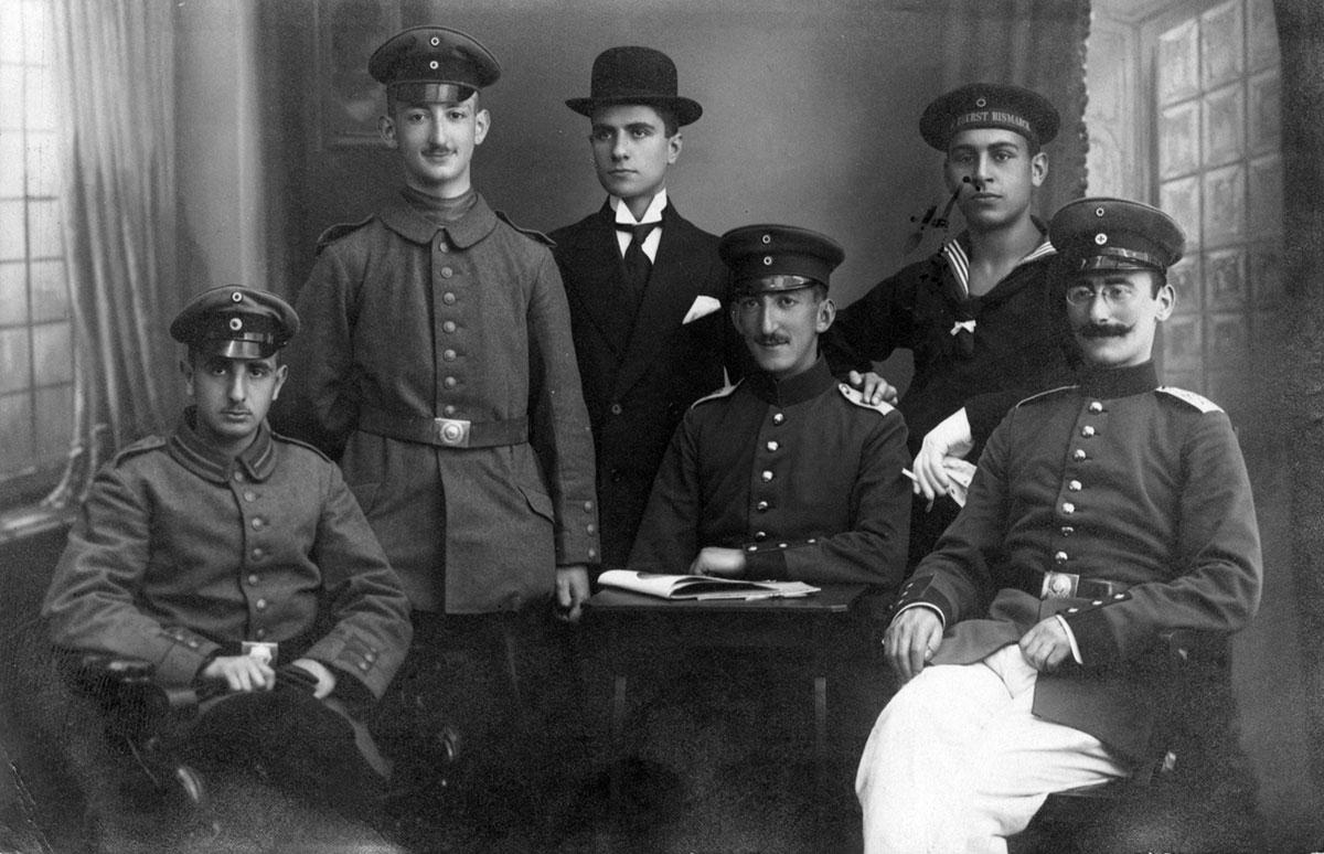 Ein Foto aus der Zeit des 1. Weltkriegs. Auf dem Foto links Leon Cohen und in der Mitte, nicht in Uniform, Siegfried Cohen