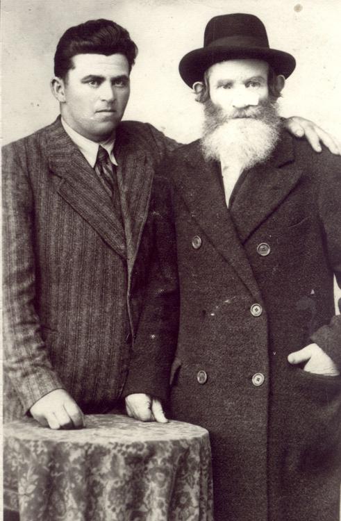 מאיר משה אנזנברג ופישל אפרים איווניר (סבא ואבא של אברהם איווניר), ברהומט שעל נהר הסירט, 1935