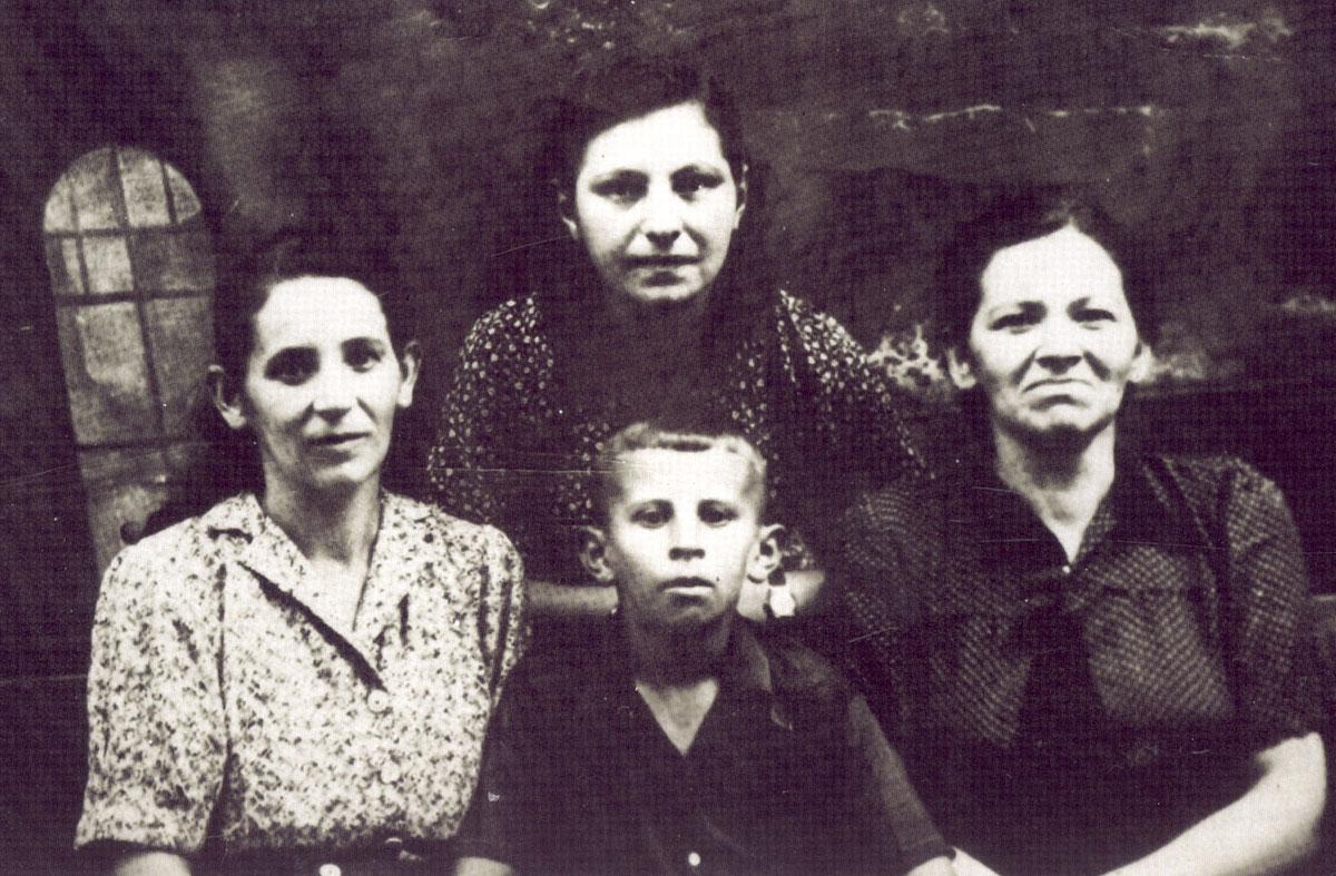 אברהם איווניר עם אמו לוטי (משמאל), דודתו שיינדל אנזנברג (מימין) ובת דודתו אסתר קוקה אנזנברג, 1945, לאחר השחרור ממחנות טרנסניסטריה. 