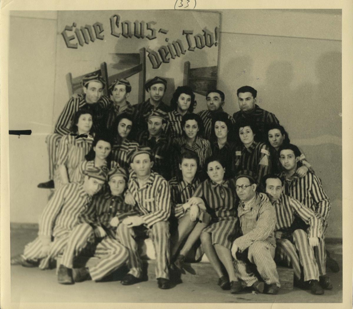 תאטרון ניצולי השואה במחנה העקורים ברגן-בלזן, 1945