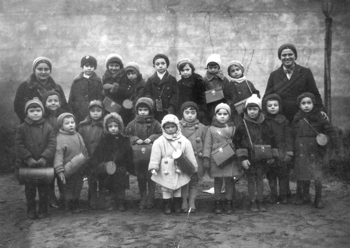 גן ילדים יהודי בווילנה. למעלה משמאל - סוניה רבינוביץ' (לבית שניידר) שעלתה לארץ ישראל ב-1936