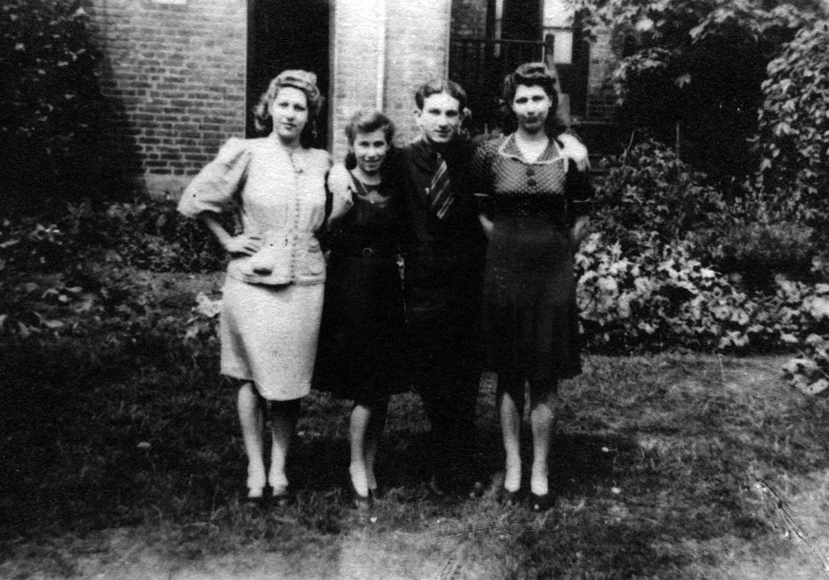 Von links: Hilda, Serina und Hans Zigmann, mit einer unbekannten Freundin, Wien, ca. 1936
