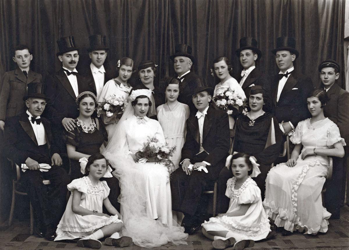משה-מישו רייכמן וסילביה מרקו, מוקפים בבני משפחתם ביום חתונתם. בוקרשט, 6 במרס 1936. החתן, הכלה ועוד תשעה אנשים בתצלום טבעו באסון הסטרומה.