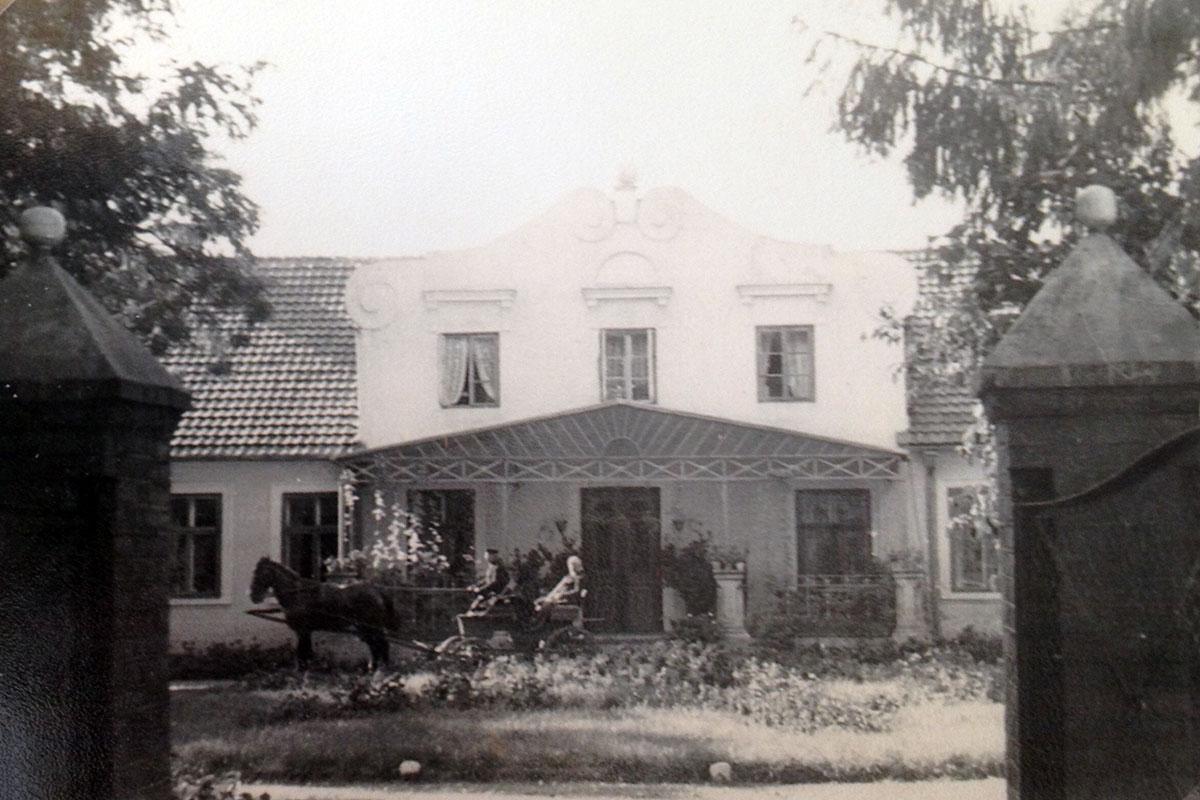 Wedya family estate, Jankow, Poland, 1943