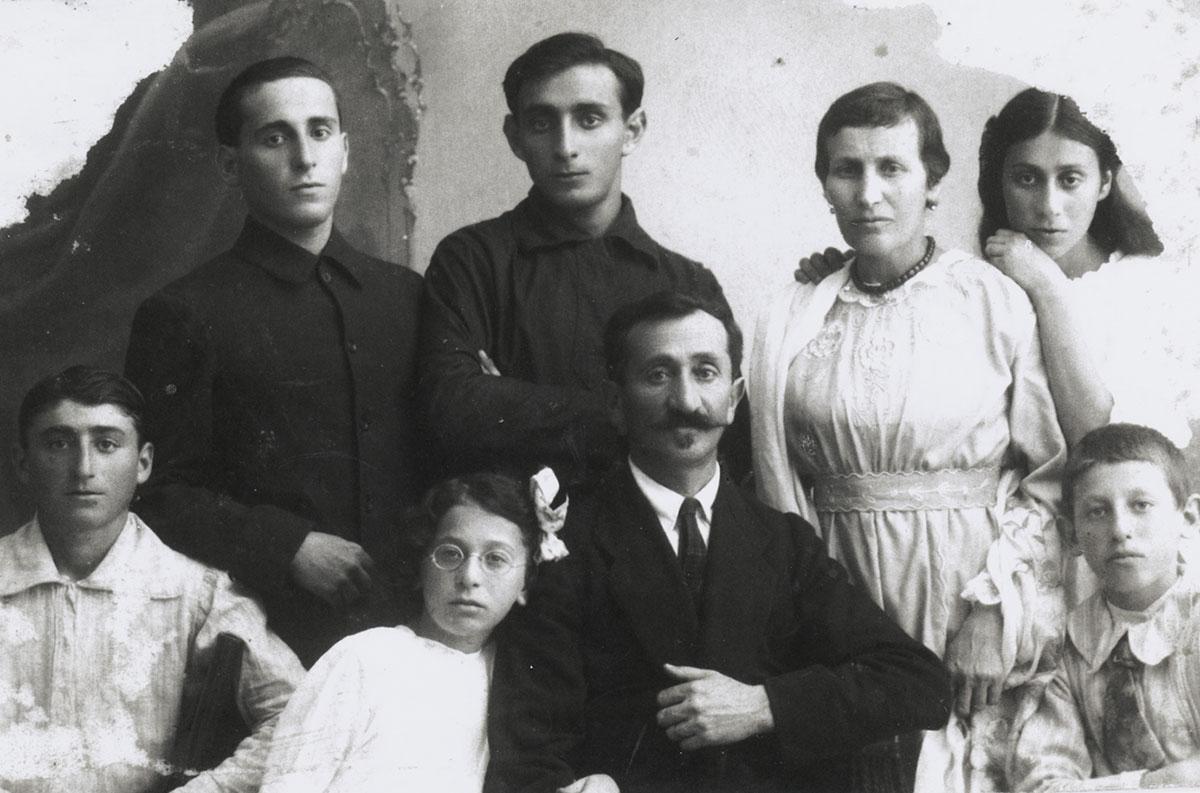 La famille Lifshitz à Tel Aviv, vers 1914. Yehoshoua est debout à gauche.