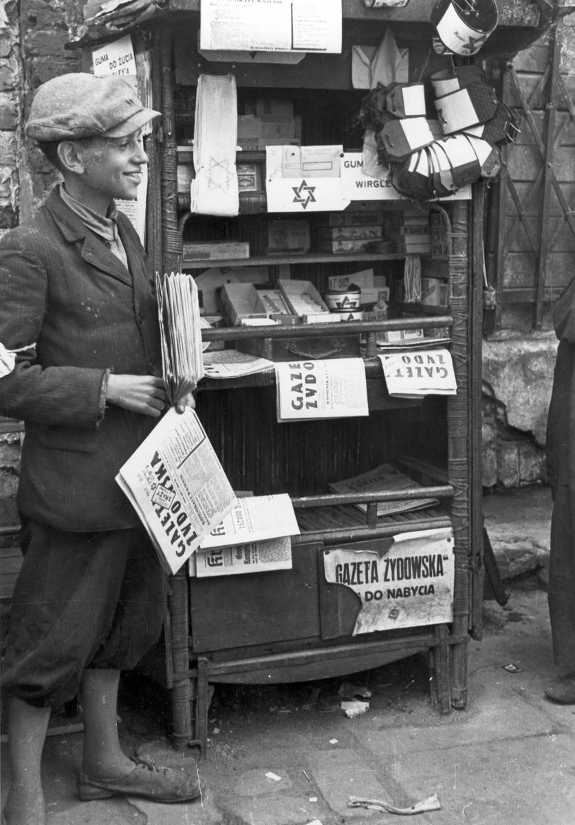 ילד מוכר עיתונים וסרטי יד, גטו ורשה, פולין, 1941
